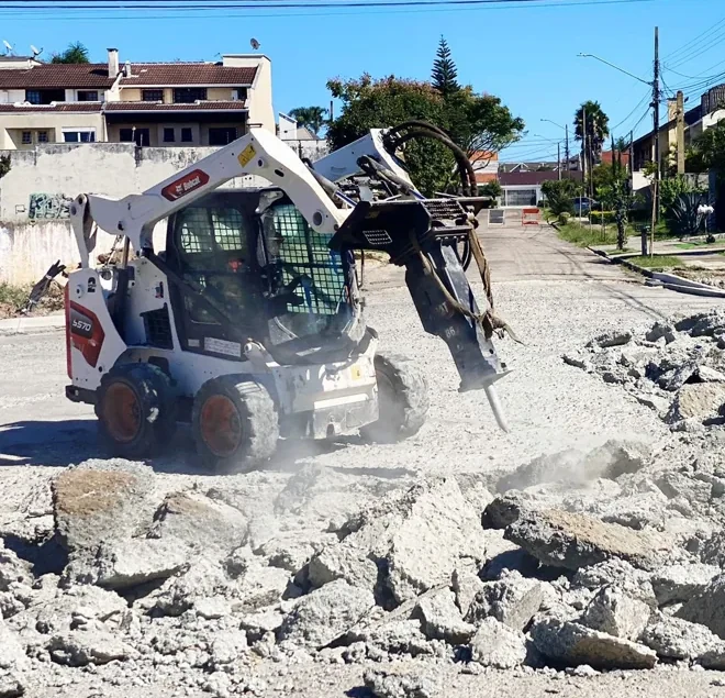 Mini carregadeira Bobcat com rompedor hidraulico em Curitiba