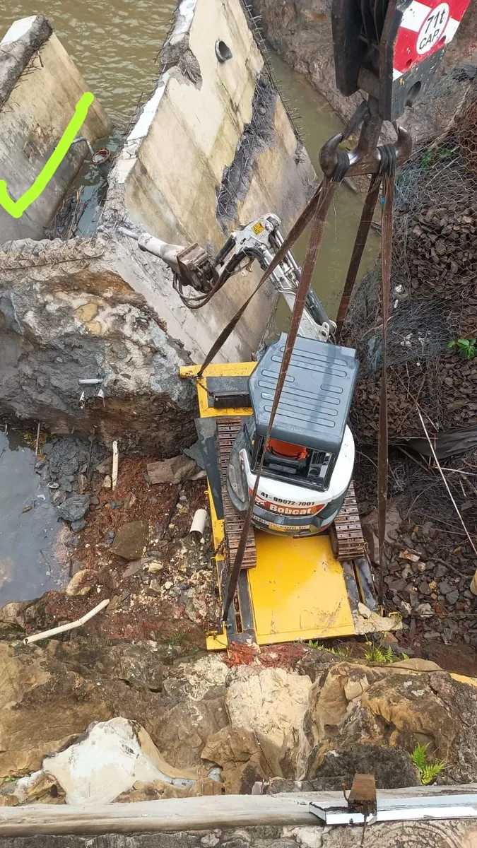Mini escavadeira Bobcat E20 com rompedor hidráulico em Curitiba