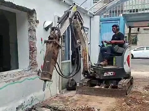 Mini escavadeira Bobcat E20 com rompedor hidráulico em Curitiba