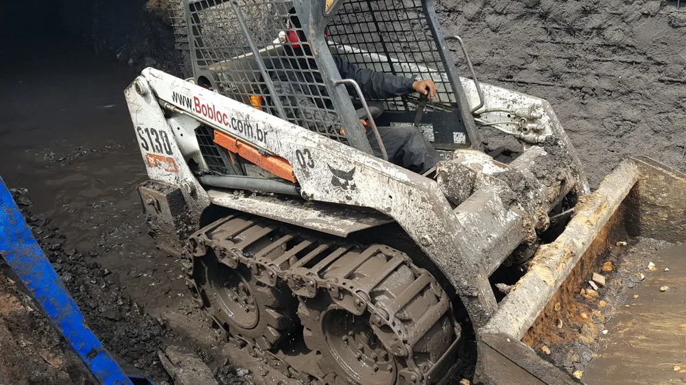 Locação de Bobcat com Esteira de Aço em Curitiba
