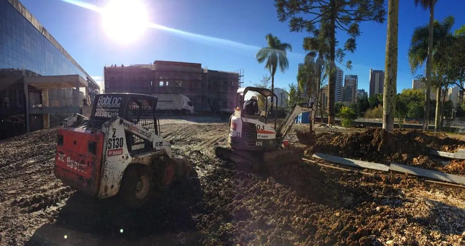 Mini carregadeira Bobcat trabalhando em obra em Curitiba