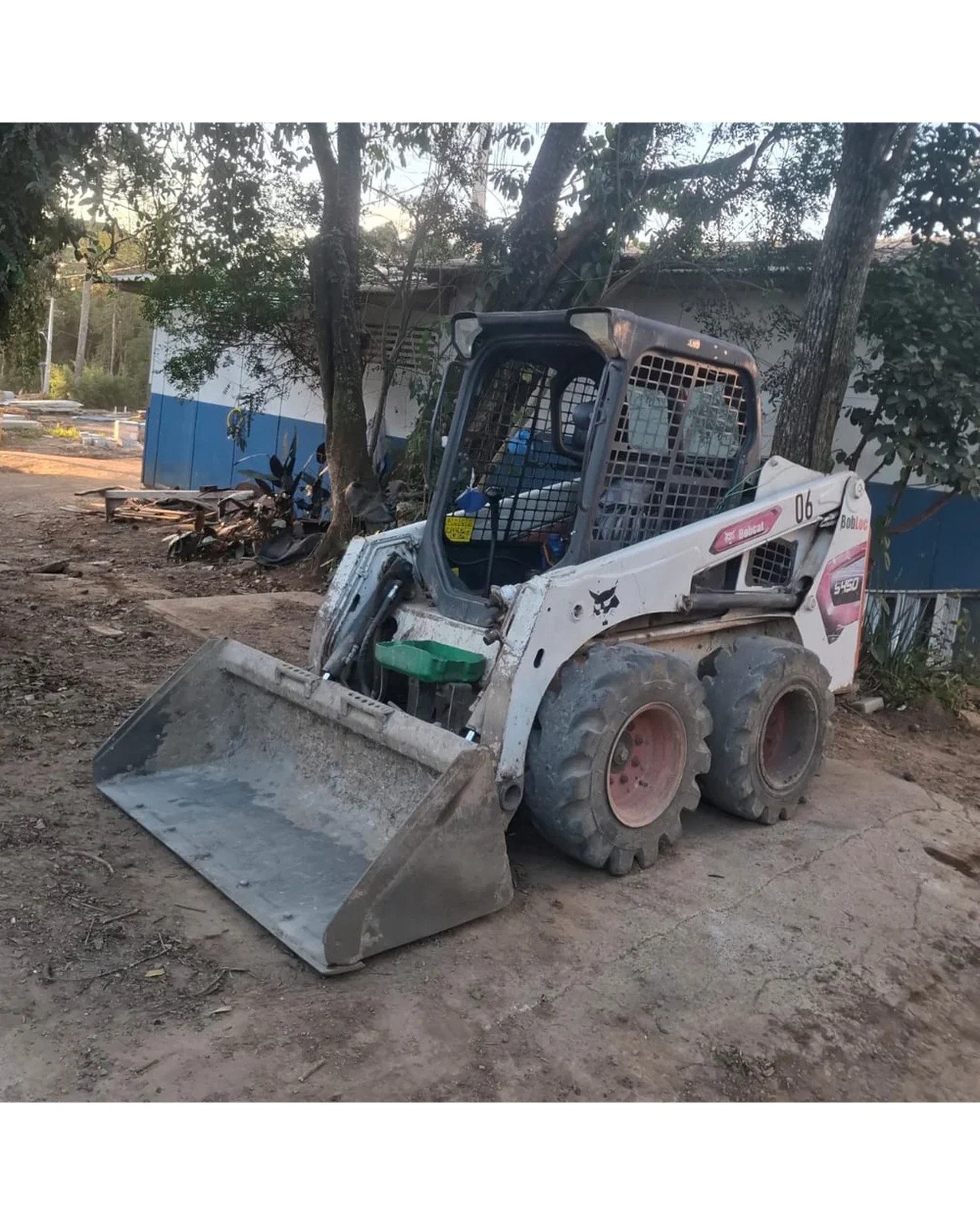 Mini carregadeira ou mini escavadeira: qual alugar em Curitiba