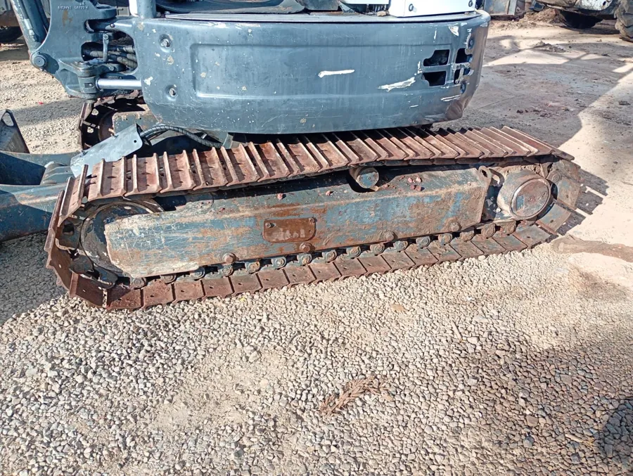 Mini escavadeira Bobcat E26 esteira de aço usada à venda em Curitiba, foto 1