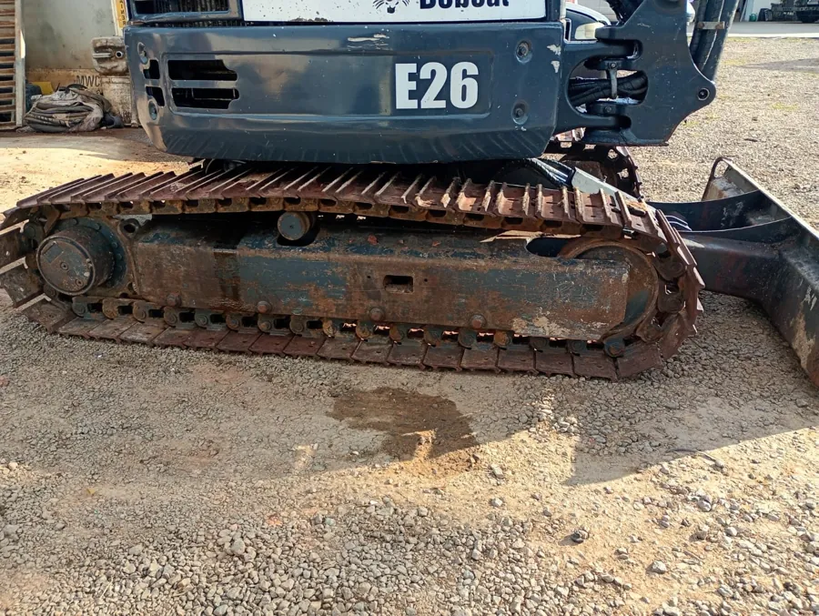 Mini escavadeira Bobcat E26 esteira de aço usada à venda em Curitiba, foto 2