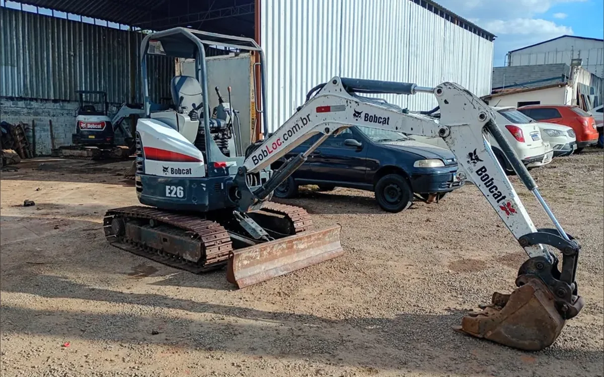 Mini escavadeira Bobcat E26 esteira de aço usada à venda em Curitiba — máquina inteira