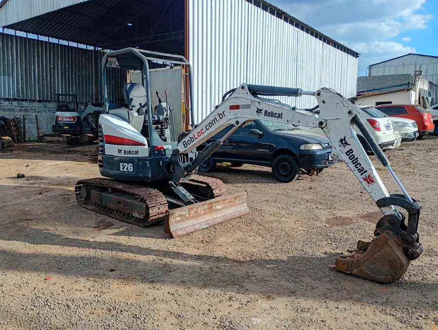 Mini escavadeira Bobcat E26 esteira de aço usada à venda em Curitiba, foto 3
