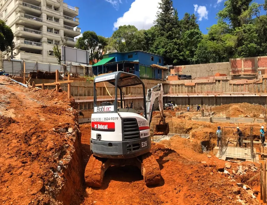 Mini escavadeira Bobcat E26 usada à venda em Curitiba trabalhando em obra