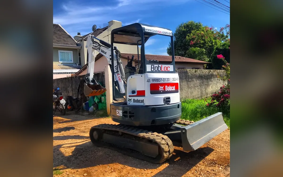 Mini escavadeira Bobcat E26 esteira de borracha usada à venda em Curitiba — máquina inteira