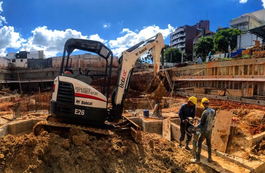 Mini escavadeira Bobcat E26 esteira de borracha usada à venda em Curitiba, foto 3