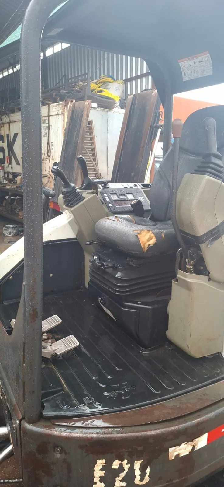 Mini escavadeira Bobcat E26 2013 usada à venda em Curitiba, foto 2