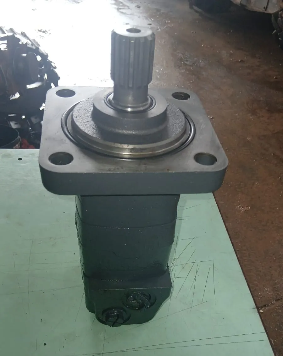 Motor de tração da Bobcat S70 recondicionado, eixo estriado
