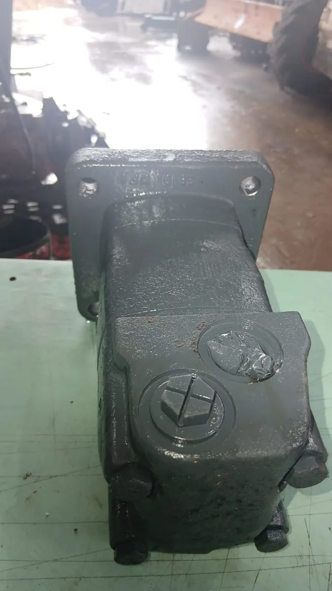 Motor de tração da Bobcat S70 revisado e pintado, segunda unidade