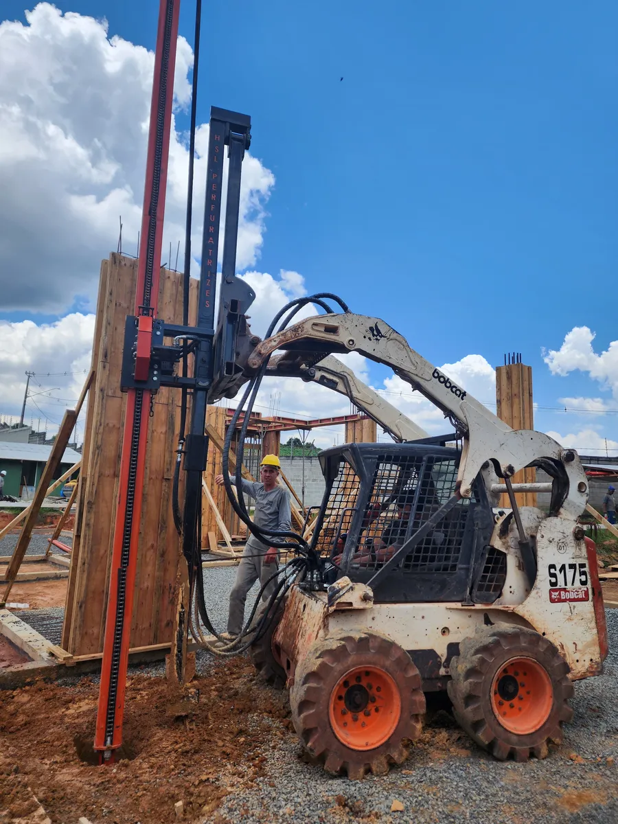 Perfuratriz de estacas com mastro montada na mini carregadeira Bobcat S175, à venda em Curitiba