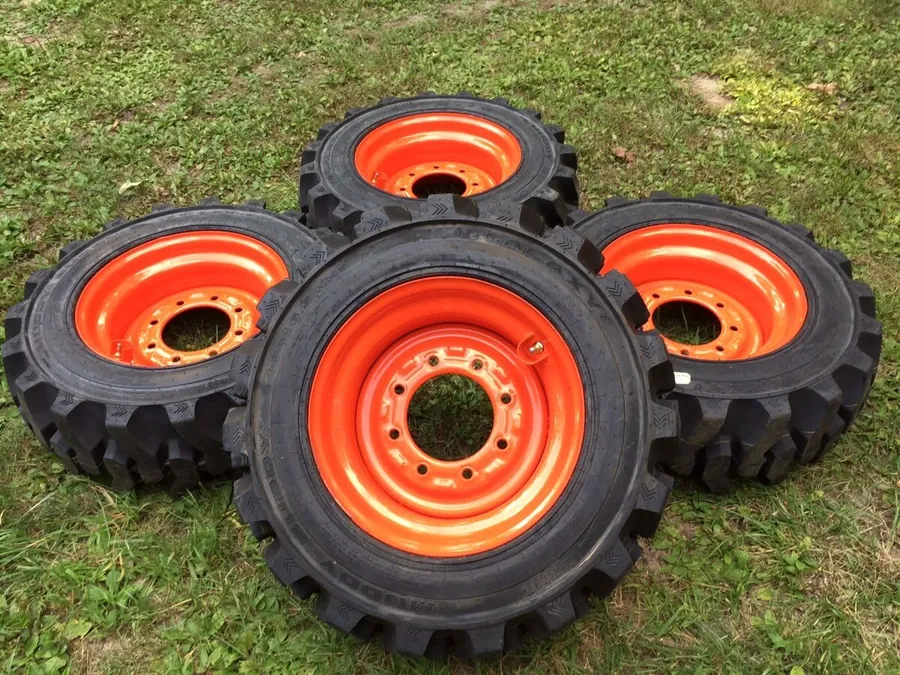 Rodas com aro para mini carregadeira Bobcat &agrave; venda em Curitiba