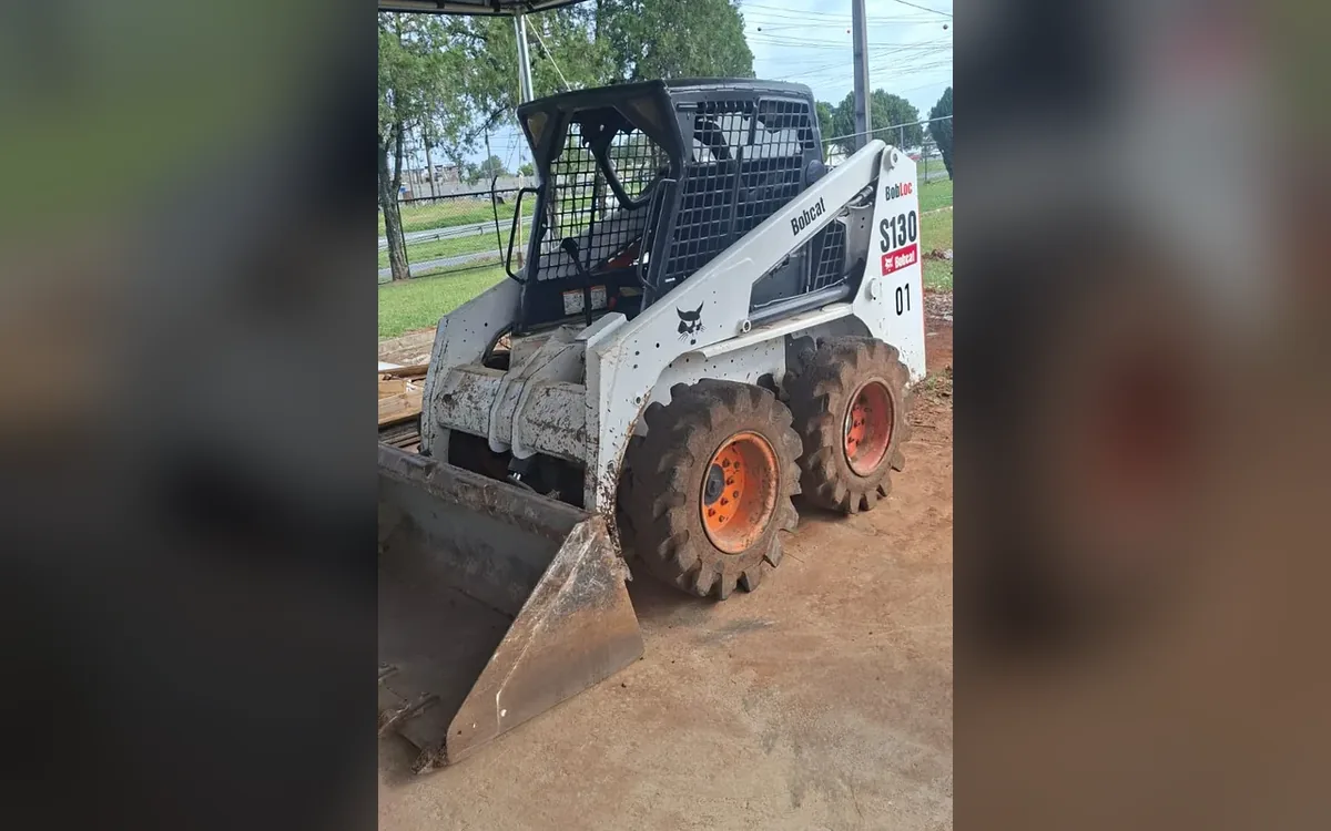 Mini carregadeira Bobcat S130 usada à venda em Curitiba — máquina inteira
