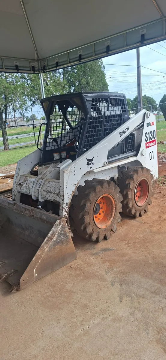 Mini carregadeira Bobcat S130 usada à venda em Curitiba, foto 1