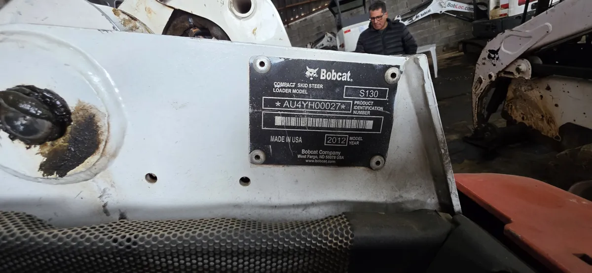 Plaqueta da Bobcat S130 2012 usada à venda: modelo, PID e ano de fabricação