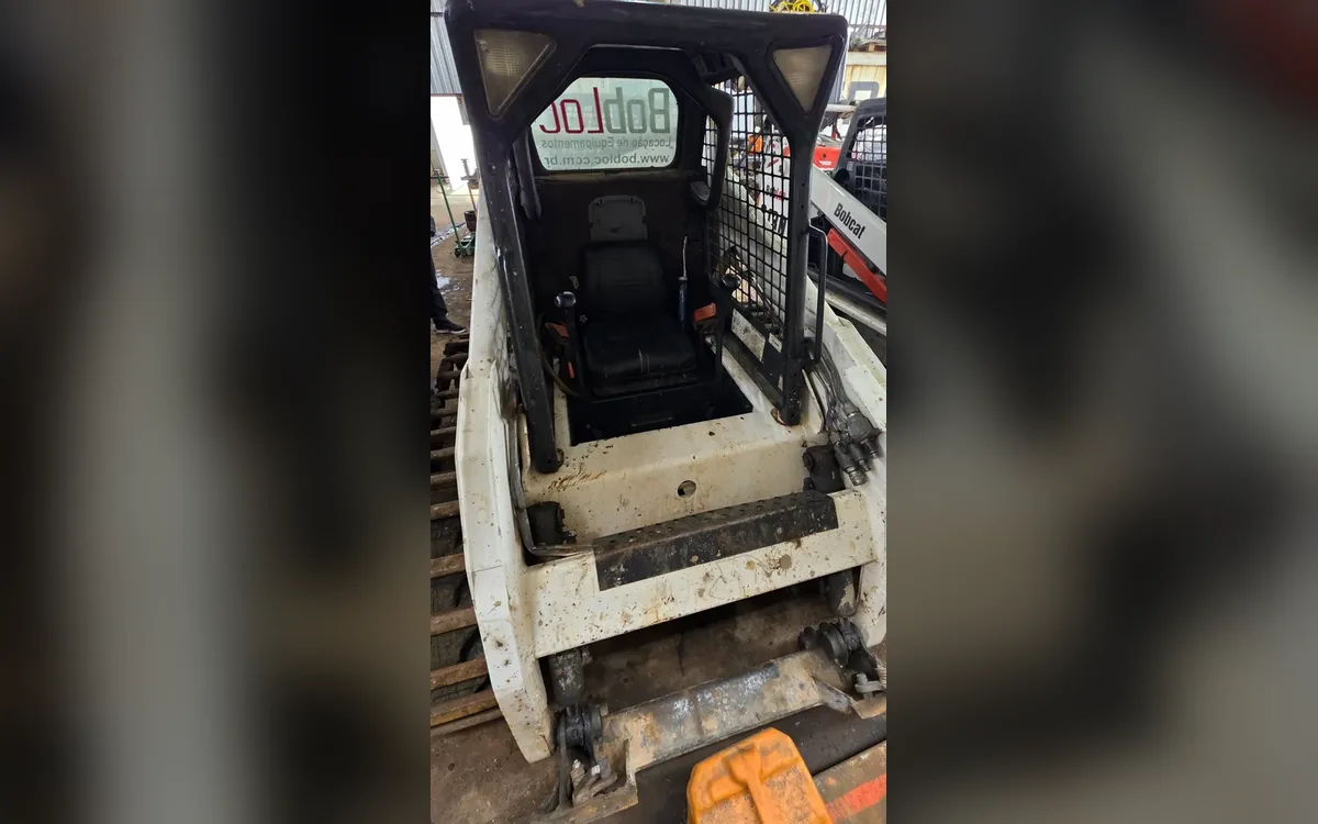 Mini carregadeira Bobcat S175 2011 unidade 04 usada à venda em Curitiba