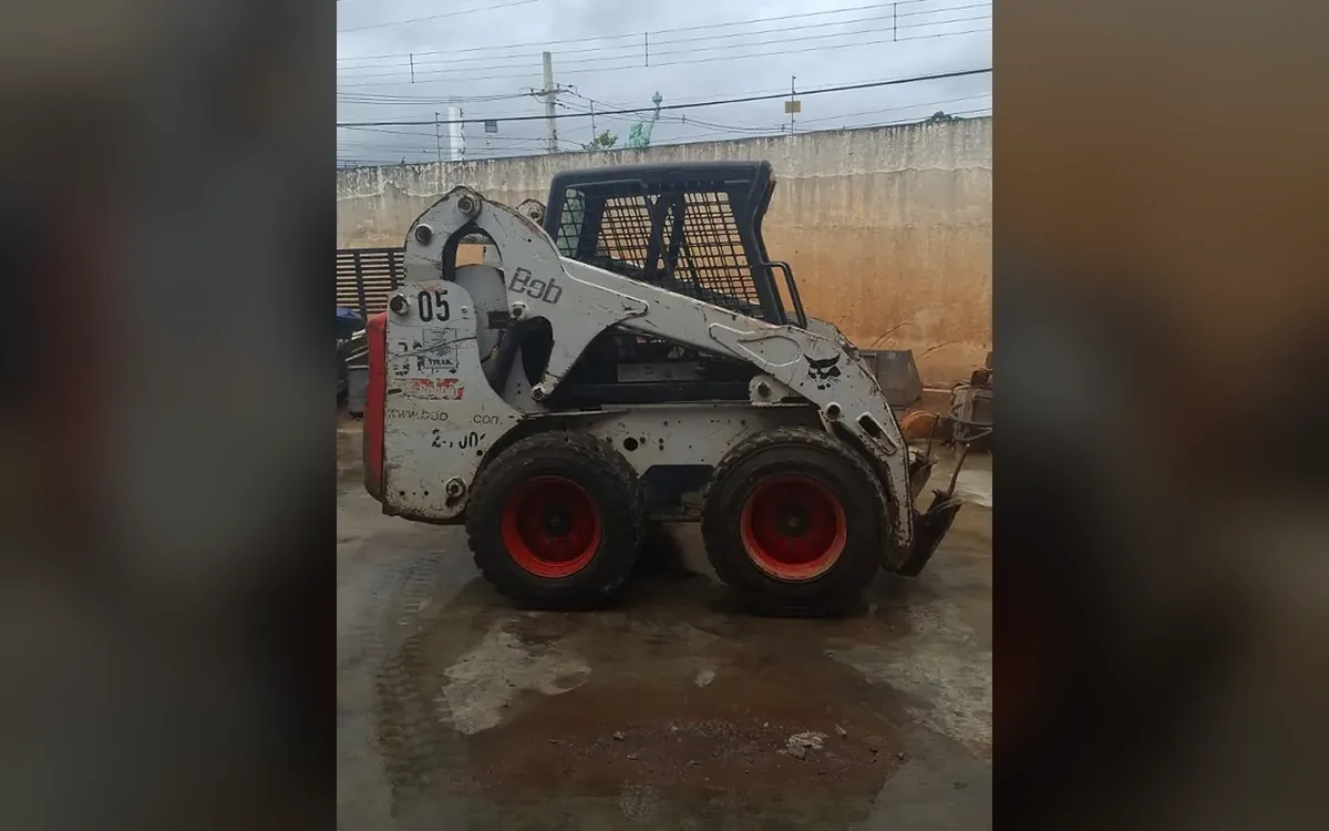 Mini carregadeira Bobcat S175 unidade 05 usada à venda em Curitiba — máquina inteira
