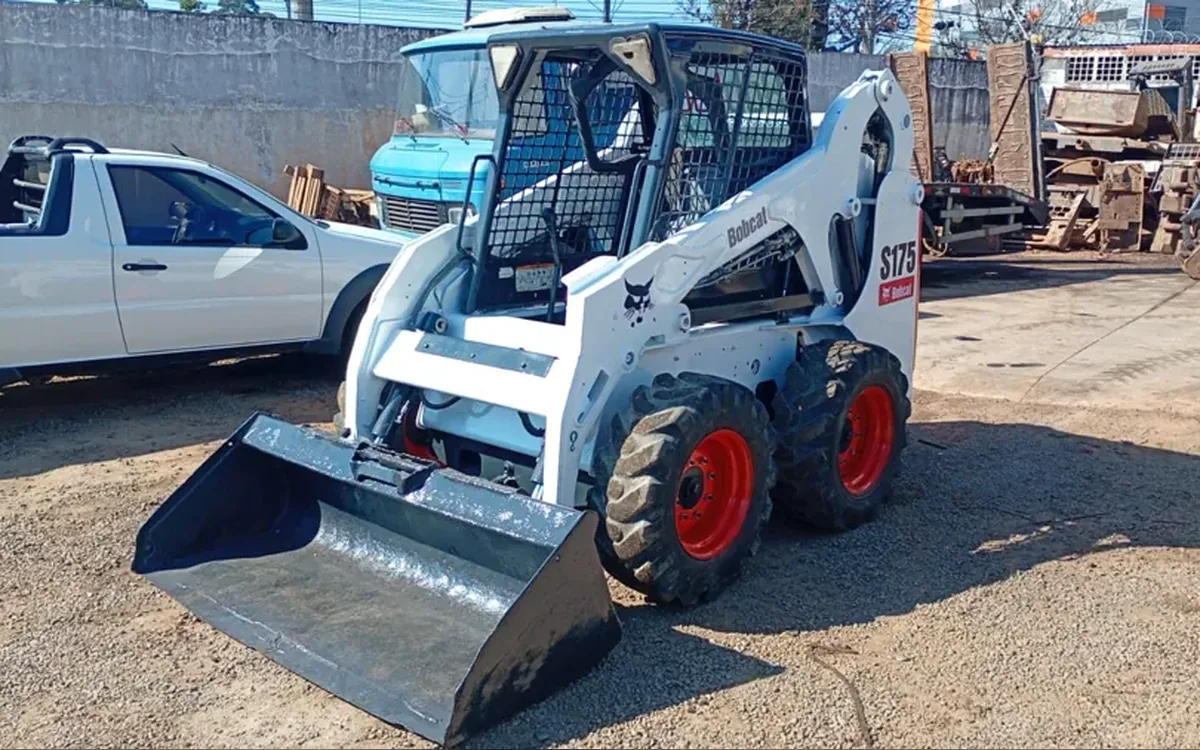 Mini carregadeira Bobcat S175 2012 motor refeito usada à venda em Curitiba — máquina inteira
