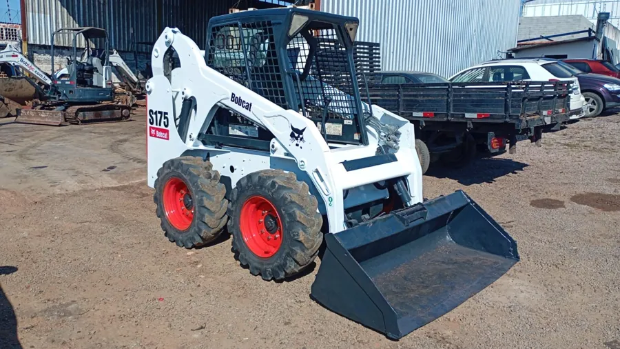Mini carregadeira Bobcat S175 2012 usada à venda em Curitiba, foto 2