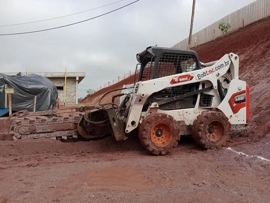Valetadeira Bobcat em terreno de obra