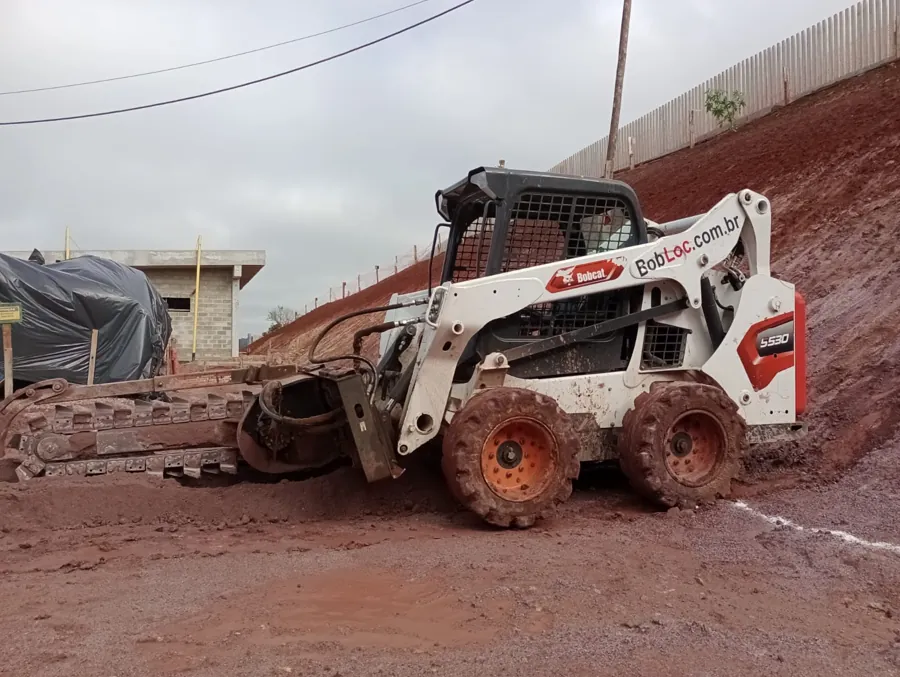 Abertura de vala com valetadeira Bobcat