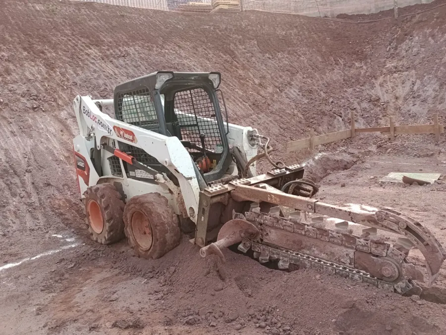 Valetadeira Bobcat cortando o solo